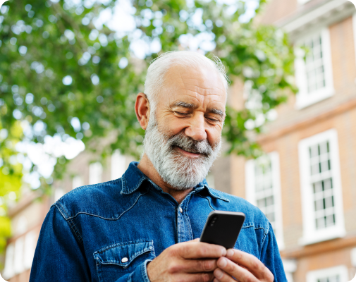 Homme utilisant un Smartphone